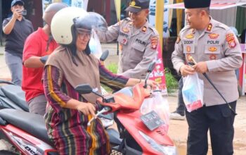 Kapolres Katingan Bagikan Takjil dan Himbau Pengguna Jalan