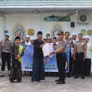 Polresta Palangka Raya Peduli, Bagikan Takjil kepada Masyarakat di Bulan Ramadhan 1447 H