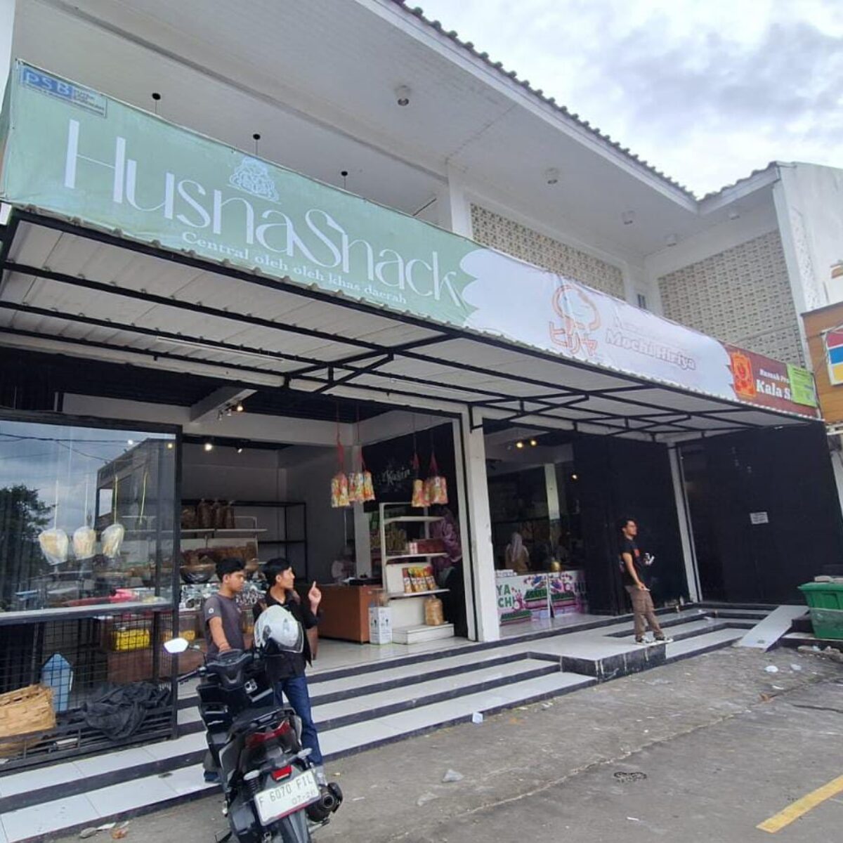 Pemasaran Media Sosial Perkuat Eksistensi Toko Oleh-Oleh Husna Snack di Kawasan Wisata Puncak Bogor