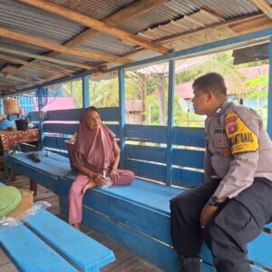 Cegah Aksi Kriminalitas,Bhabinkamtibmas Polsek Hanau Sosialisasikan Layanan Hotline 110 Ke Warga Desa Bahaur.