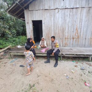 Sosialisasikan Layanan Hotline 110, Bhabinkamtibmas Polsek Hanau Ajak Warga Koordinasi Cegah Kriminalitas