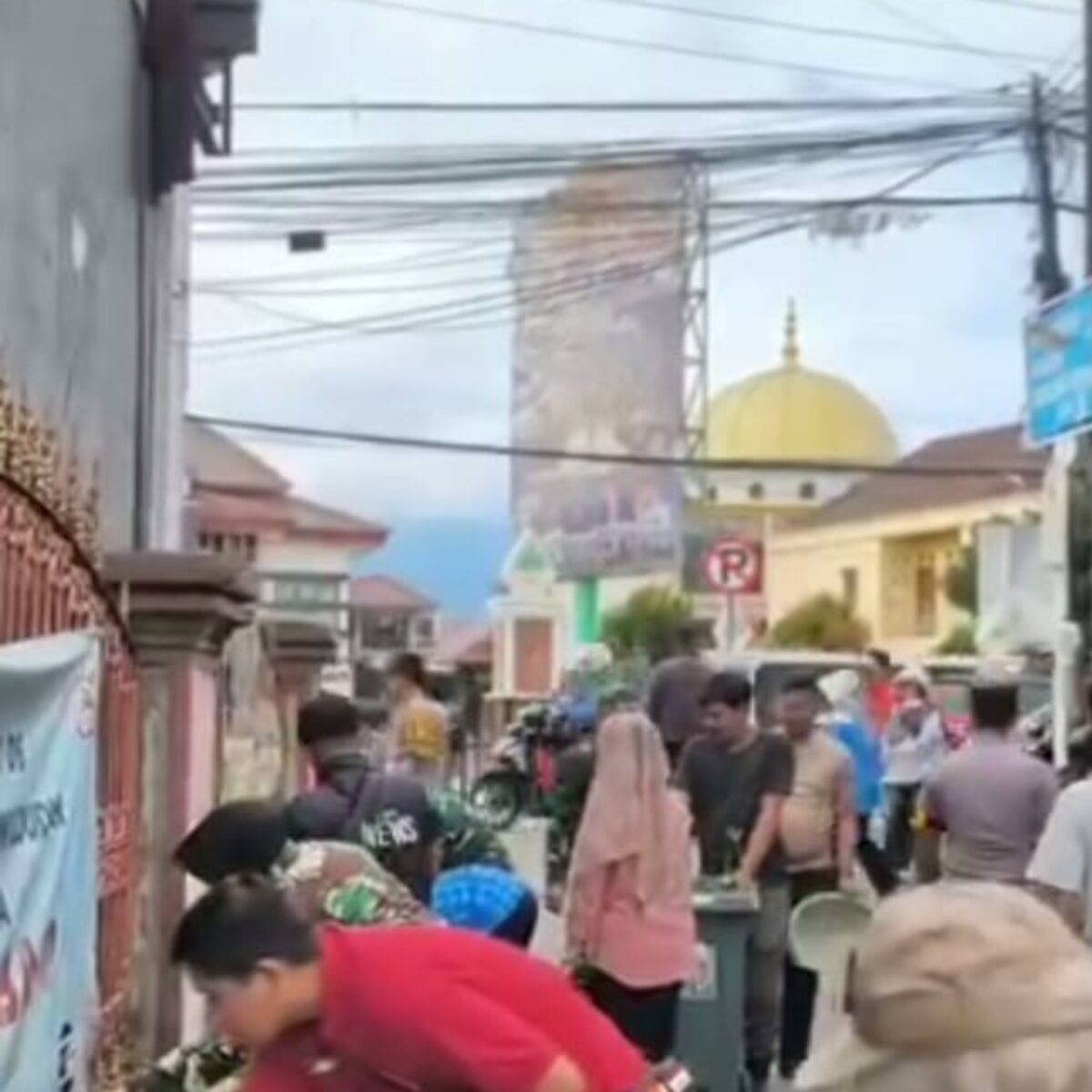 Pemerintah Kecamatan Ciomas bersama Forkopimcam dan TNI-Polri, Ajak Warga Bogor kerja bakti massal Jaga kebersihan Lingkungan