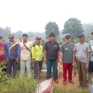 Warga Sukawaras Sukomoro Gotong Royong Bersihkan Pemakaman Jelang Ramadhan