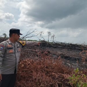 Cegah Karhutla,Polsek Hanau Lakukan Pengecekan Langsung Lokasi Titik Panas di Danau Seluluk.