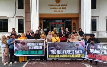 Antusias dan Dukungan Penuh Dari Keluarga dan Masyarakat Kota Waringin Barat,Hadiri Sidang di Halaman Pengadilan Negeri Pangkalan Bun.