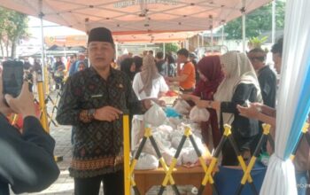 Warga Padati Kantor Kecamatan! Gerakan Pangan Murah Pemkab Bogor Diserbu Masyarakat Cigombong