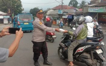Jumat Berkah, Polsek Cijeruk Tebar Kepedulian dengan Bagikan 200 Nasi Box kepada Pengguna Jalan