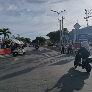 Jaga Keamanan Berburu Takjil,Personel l Polres Seruyan Amankan Pasar Ramadhan Stadion Gagah Lurus.