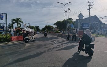 Jaga Keamanan Berburu Takjil,Personel l Polres Seruyan Amankan Pasar Ramadhan Stadion Gagah Lurus.