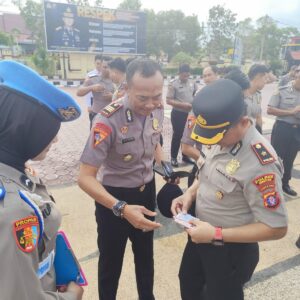 Usai Apel Pagi,Wakapolres Seruyan Sidak Kerapihan dan Kelengkapan Indentitas Personel.