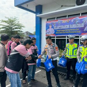 Polres Lubuk Linggau Polda Sumatera Selatan tampak membaur dan menyapa akrab para pengemudi ojek