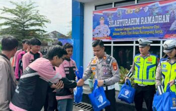 Polres Lubuk Linggau Polda Sumatera Selatan tampak membaur dan menyapa akrab para pengemudi ojek