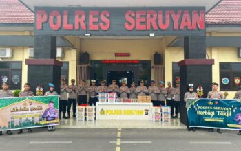 Usai Bagi Takjil,Polres Seruyan Salurkan Bansos Kepada Lima Warga Kurang Mampu di Kuala Pembuang.