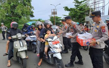 Berbagi Berkah Ramadhan,Polres Seruyan Bagikan Takjil Kepada Masyarakat dan Kaum Duapa.