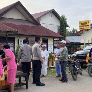 Polsek Seruyan Tengah dan Bhayangkari Bagikan 100 Takjil Kepada Warga Rantau Pulut.