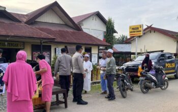 Polsek Seruyan Tengah dan Bhayangkari Bagikan 100 Takjil Kepada Warga Rantau Pulut.
