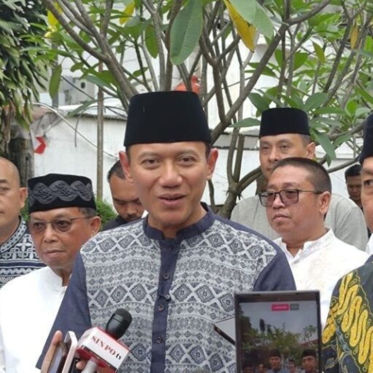 Ngabuburit Bareng Warga, Menko AHY Tinjau Infrastruktur dan Bagikan Bansos di Kota Bogor