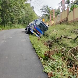 Truk Tangki Solar Terperosok di Depan Mapolsek Tanah Siang