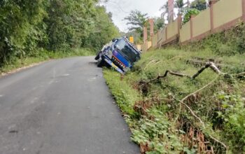 Truk Tangki Solar Terperosok di Depan Mapolsek Tanah Siang