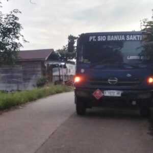 Solar 10 Ribu Liter Terobos Jalan Cor Saripoi