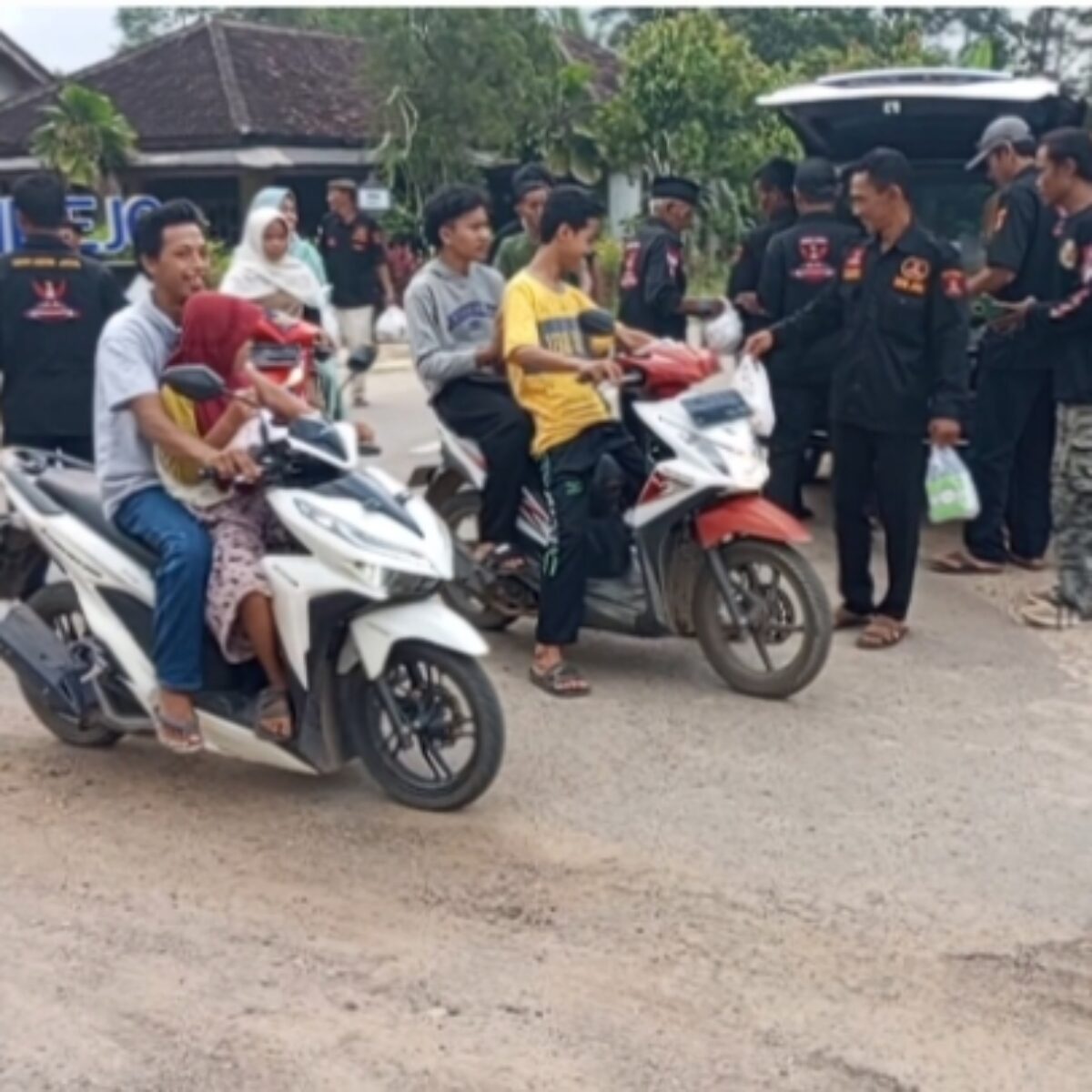 Tebar Berkah Ramadan! PAC GRIB JAYA Negeri Katon Bagikan 300 Paket Takjil di Simpang Lumbirejo