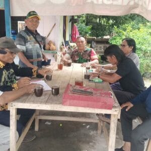 Jalin Silaturahmi Usai Lebaran, Babinsa Komsos Bersama Warga