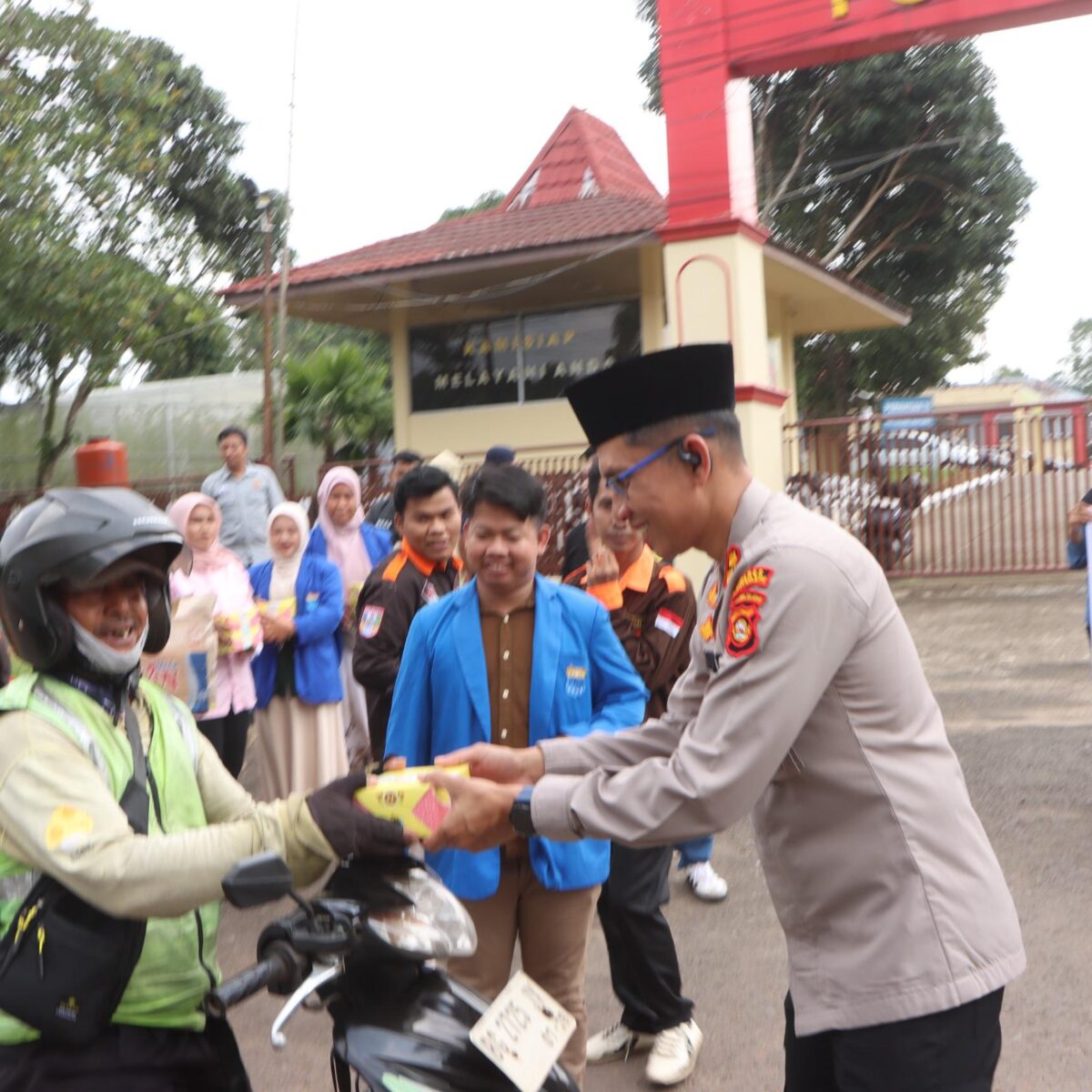 Sinergi dan Kepedulian, Polres Banyuasin Bagikan Takjil Bersama Mahasiswa dan OKP