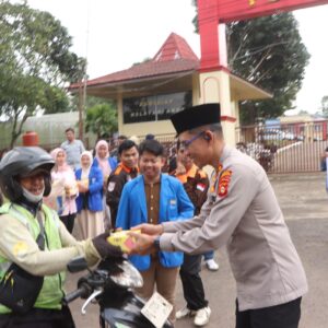 Sinergi dan Kepedulian, Polres Banyuasin Bagikan Takjil Bersama Mahasiswa dan OKP
