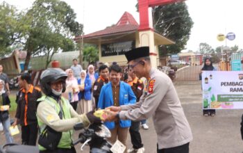 Sinergi dan Kepedulian, Polres Banyuasin Bagikan Takjil Bersama Mahasiswa dan OKP