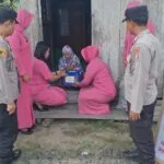 POLSEK HANAU DAN BHAYANGKARI BAGIKAN BANTUAN SOSIAL DI BULAN RAMADHAN KEPADA WARGA DESA PEMBUANG HULU ll.