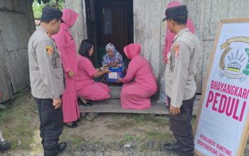 POLSEK HANAU DAN BHAYANGKARI BAGIKAN BANTUAN SOSIAL DI BULAN RAMADHAN KEPADA WARGA DESA PEMBUANG HULU ll.