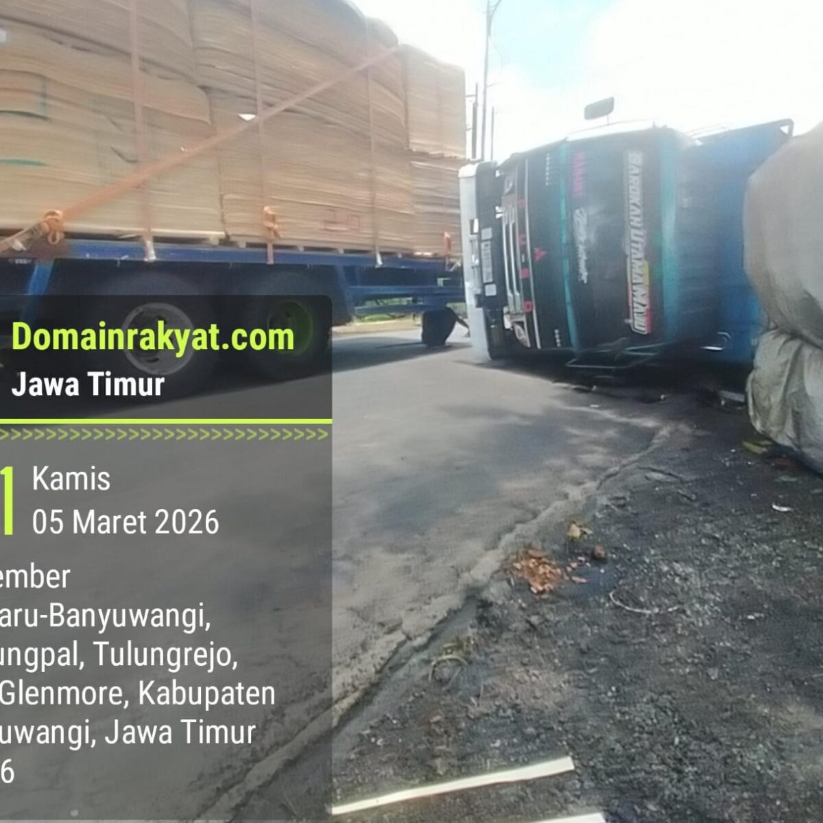 Truk Muatan Kayu Triplek Terguling di Jalur Jember–Banyuwangi, Lalu Lintas Sempat Buka Tutup
