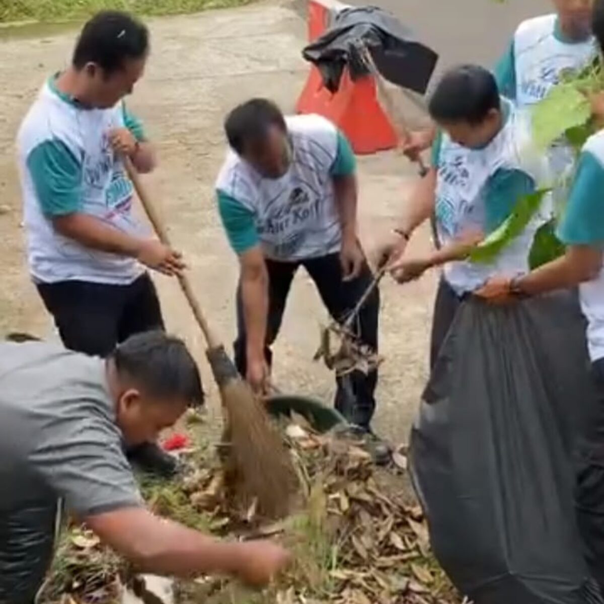 Pimpinan dan Para Pegawai Kecamatan Bogor Selatan Kerja Bakti Aksi Bersih-bersih di Sepanjang Jalan Raya Layungsari