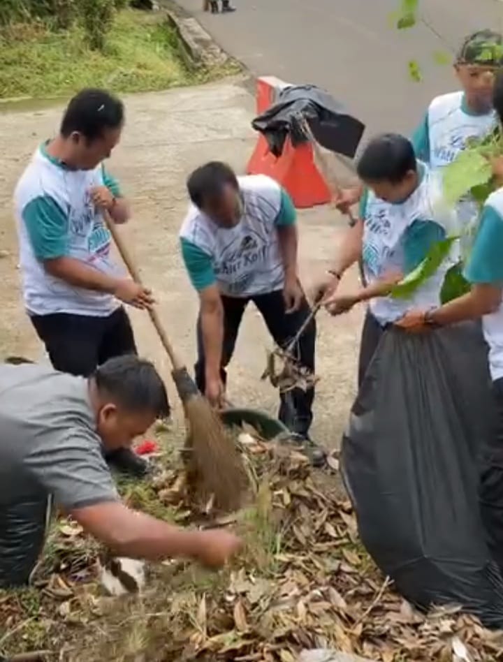 Pimpinan dan Para Pegawai Kecamatan Bogor Selatan Kerja Bakti Aksi Bersih-bersih di Sepanjang Jalan Raya Layungsari,