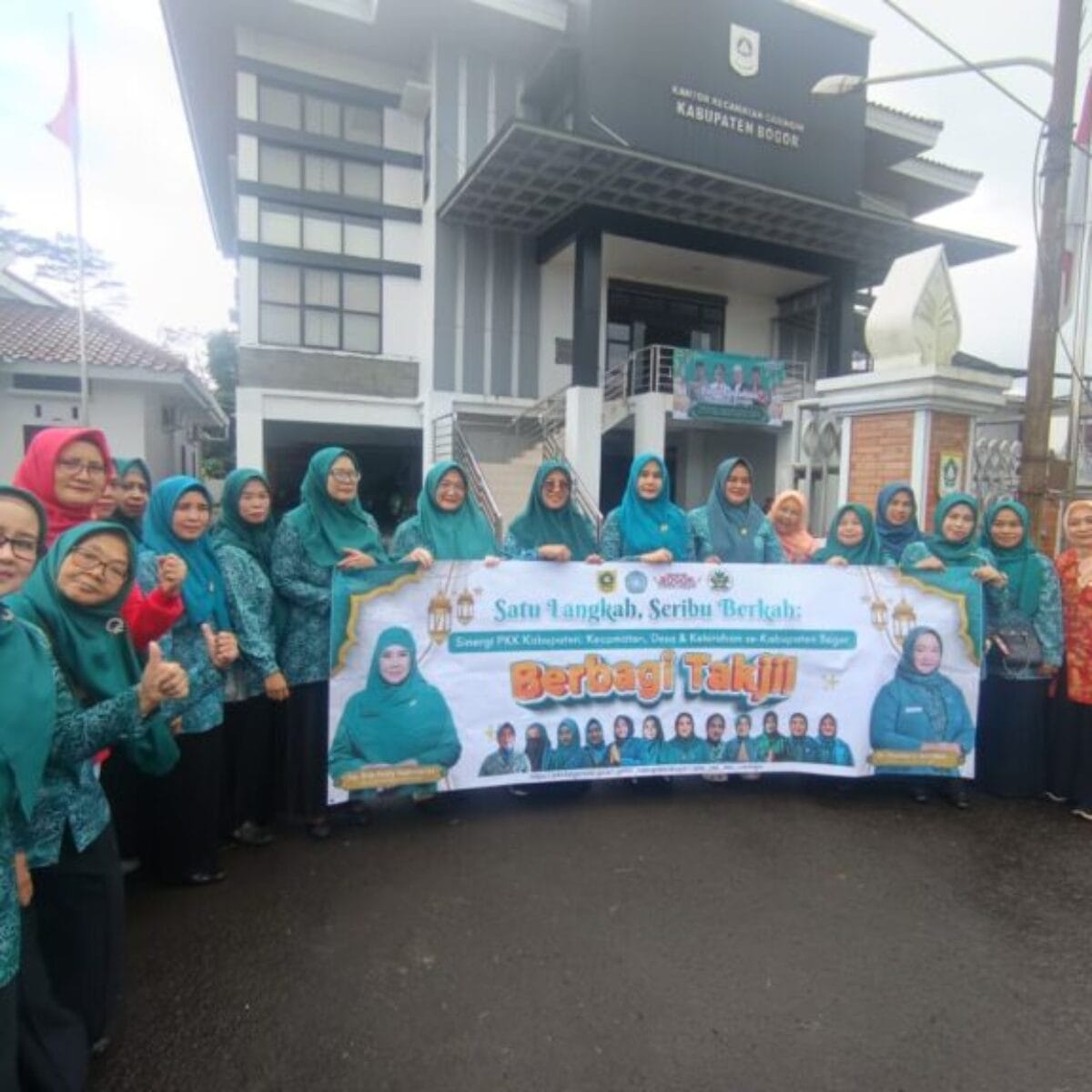 TP PKK Caringin Bagikan 1.465 Takjil di Hari ke-15 Ramadhan, Wujud Sinergi dan Kepedulian