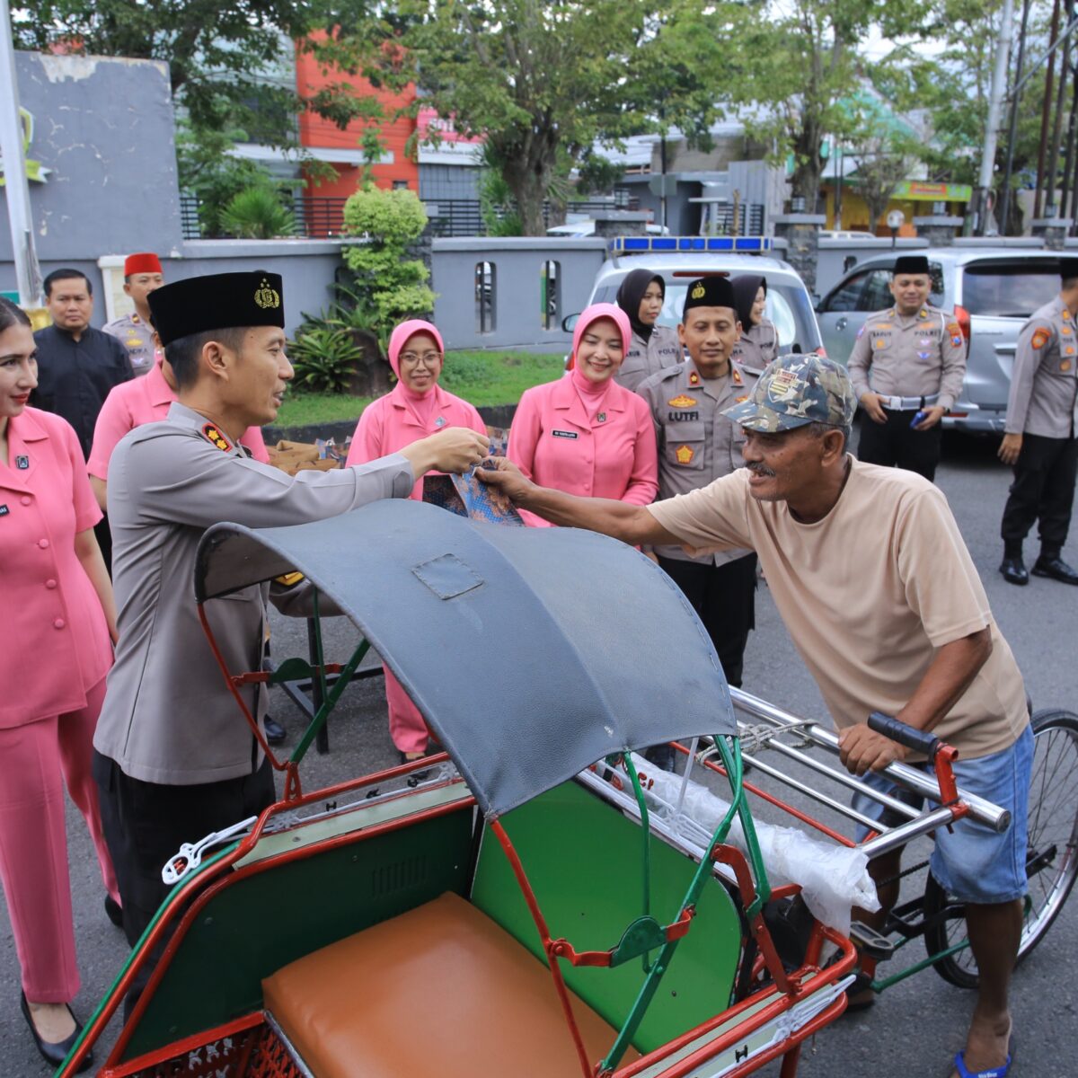 Indahnya Berbagi, Kapolres Madiun Bersama Ketua Bhayangkari Bagikan Takjil
