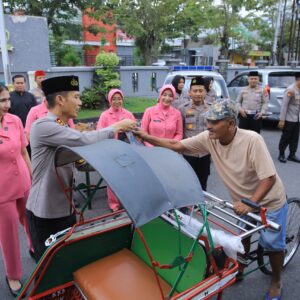 Indahnya Berbagi, Kapolres Madiun Bersama Ketua Bhayangkari Bagikan Takjil