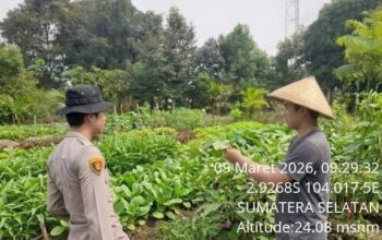 Di Bulan Ramadan, Bhabinkamtibmas Polsek Air Kumbang Ajak Warga Rimba Jaya Perkuat Ketahanan Pangan