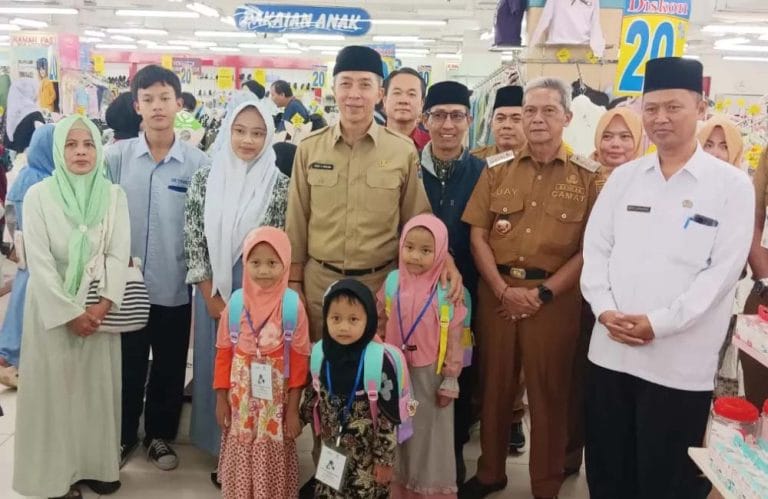 Kegiatan Foto : BAZNAS Kota Bogor Salurkan Hadiah Ramadan Untuk Anak Yatim Paket Belanja Lebaran