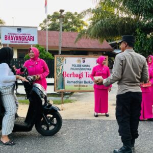 Polsek Hanau Bagikan 100 Paket Takjil Kepada Masyarakat di Bulan Ramadhan.