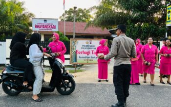 Polsek Hanau Bagikan 100 Paket Takjil Kepada Masyarakat di Bulan Ramadhan.