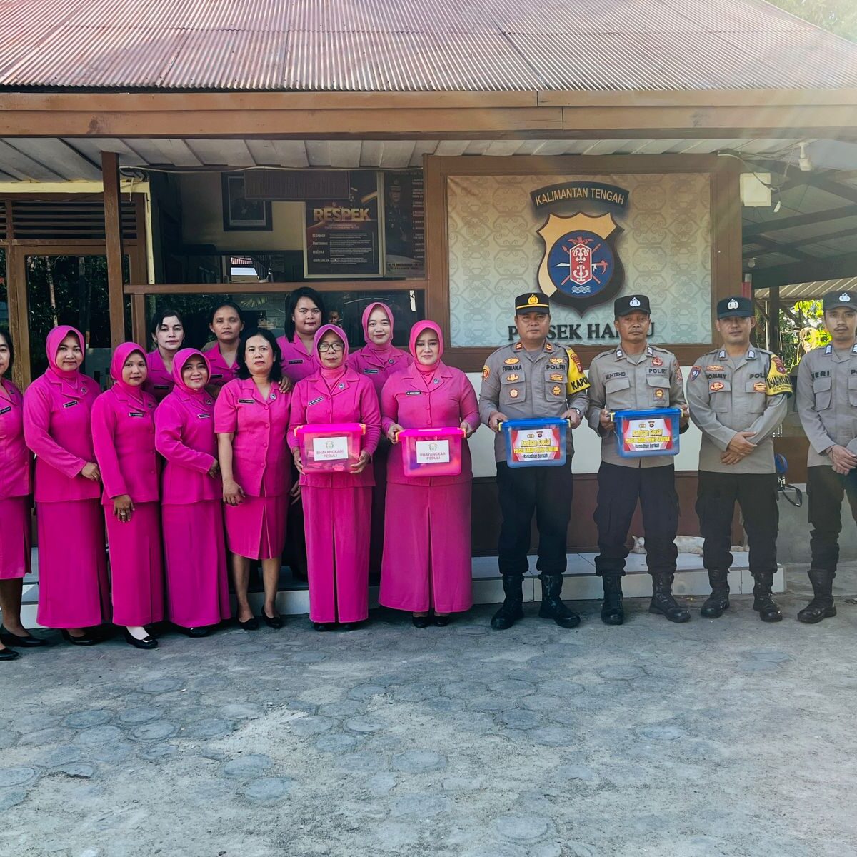 Polsek Hanau dan Bhayangkari Salurkan Bantuan Sosial Ramadhan di Desa Pembuang Hulu.