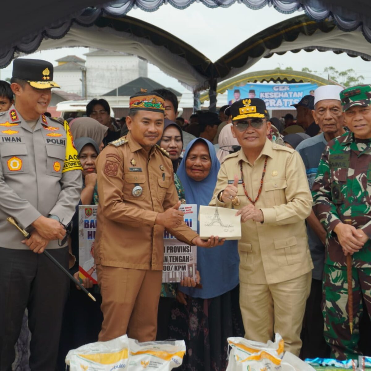 Gubernur,Pangdam,dan Kapolda Bagikan Sembako di Hanau Seruyan.