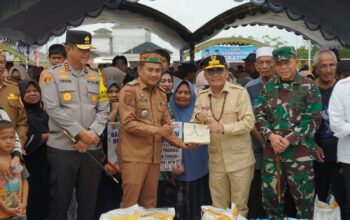Gubernur,Pangdam,dan Kapolda Bagikan Sembako di Hanau Seruyan.