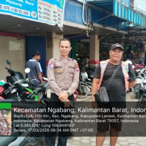 Polsek Ngabang Tingkatkan Patroli Jalan Kaki Diseputaran Pasar Ngabang Dan Terminal Dara Itam Cegah 3C dan Premanisme