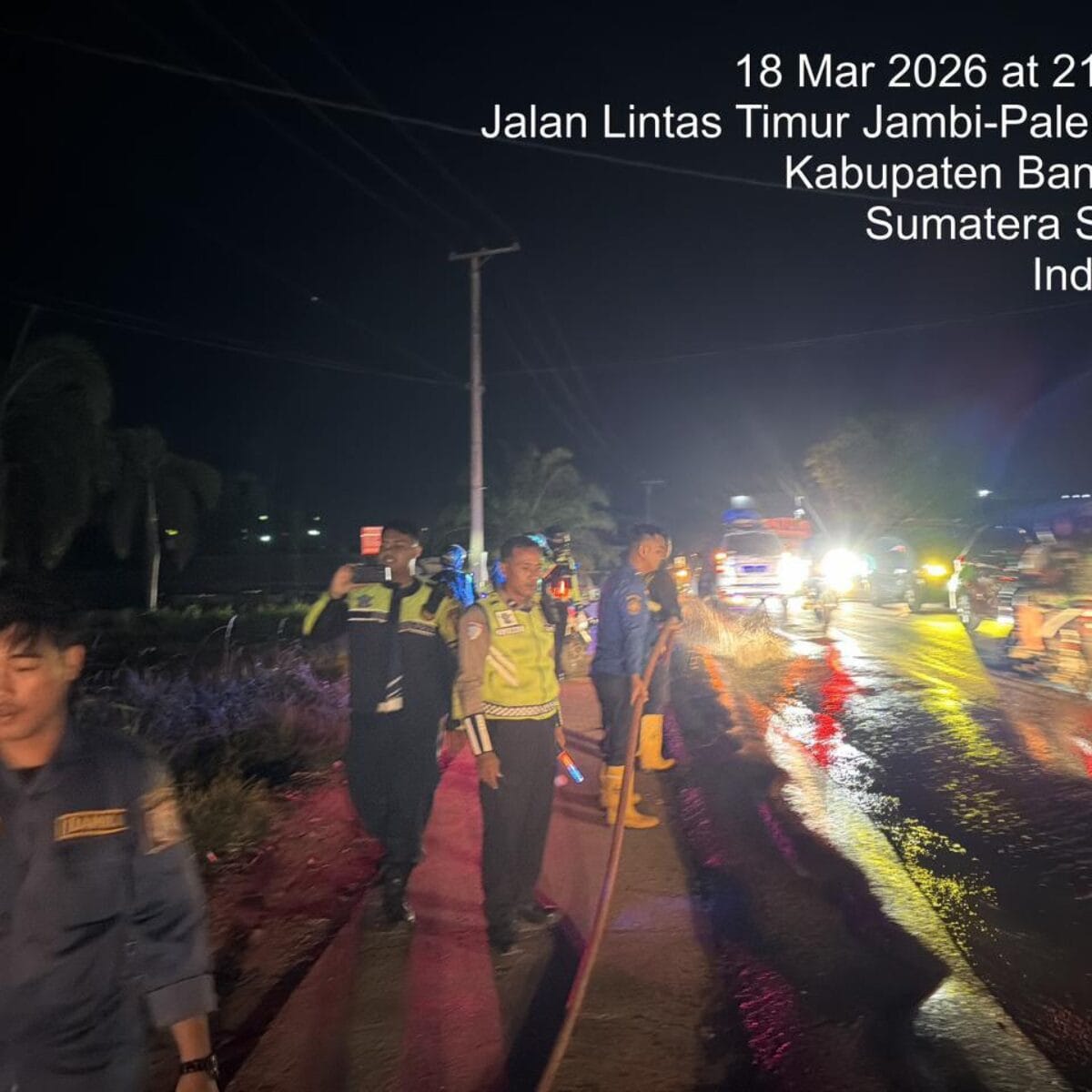 Cegah Kecelakaan, Kabag Ops Polres Banyuasin Pimpin Langsung Pembersihan Tumpahan Solar di SPBU Sedompo Betung