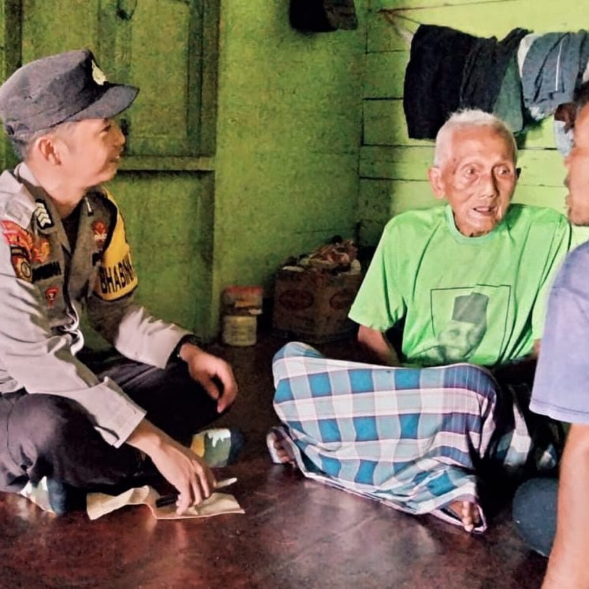 Bhabinkamtibmas Desa Asambaru Jenguk Warga Sakit,Sinergi Dengan Ketua RT Jaga Kamtibmas.