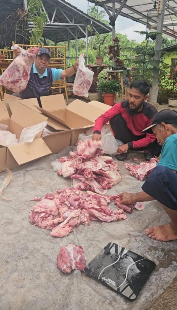 Kegiatan Foto : Di Balik 200 Paket Daging Kambing, Senyum RT dan Warga Ciburuy Jadi Cerita Hangat Pepeling