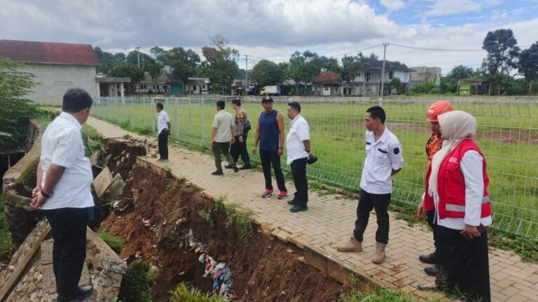 Kegiatan Foto : Camat Caringin Gerak Cepet Tinjau Lokasi Longsor di Hari Pertama Kerja Pasca Idulfitri 1447 H