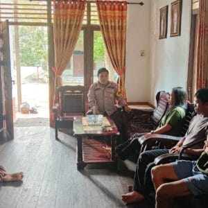 Bhabinkamtibmas Tumbang Kasai Sambang Warga,Jalin Silaturahmi dan Sampaikan Himbauan Kamtibmas.